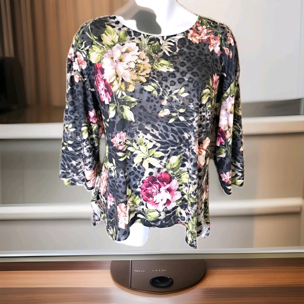 Time and‎ True Popover Top L Gray Floral Rhinestone Accents 3/4 Sleeve Sharkbite